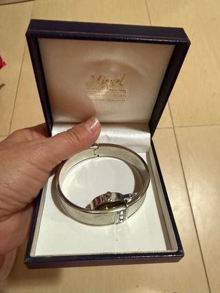 Reloj brazalete plateado con brillantes