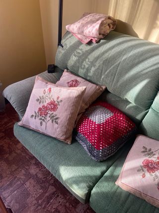 Sofá verde de tela.