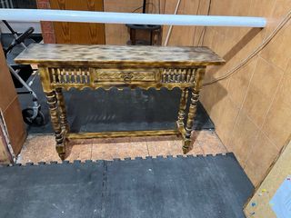Mesa de madera maciza con cajón