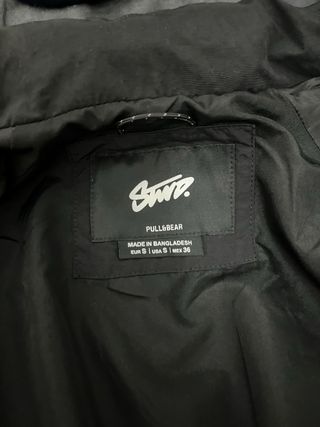 Chaqueta impermeable Pull&Bear negra