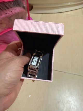 Reloj STELLA con detalles de pedrería