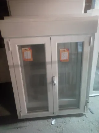 Ventana abatible con persiana y cerradura