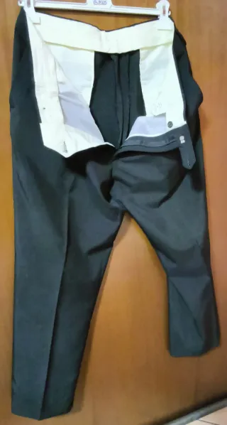 Completo uomo tradizionale nero.