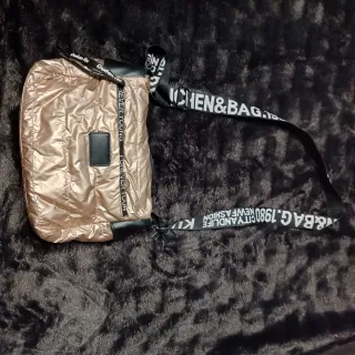 Bolso Oudan-Nu acolchado dorado y negro