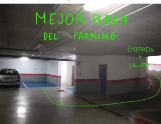 Plaza de aparcamiento grande en garaje parking