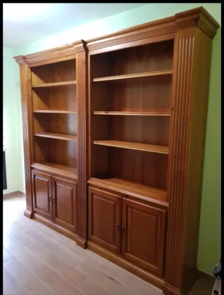 Librería de madera marrón