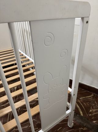 Cuna de madera blanca