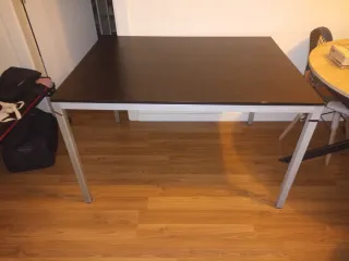 Mesa de comedor de color wenge