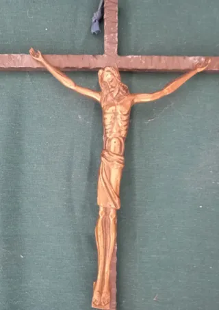 Crucifijo de hierro y bronce