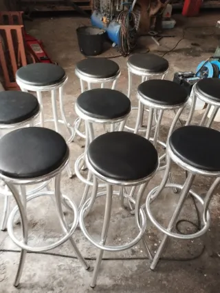 Taburetes de Aluminio Negros y Plateados