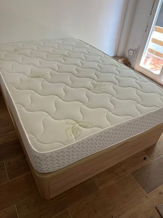 Canapé con colchón beige y marrón