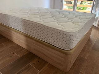 Canapé con colchón beige y marrón