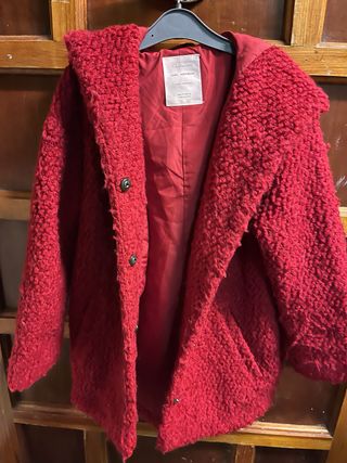 Abrigo rojo Zara