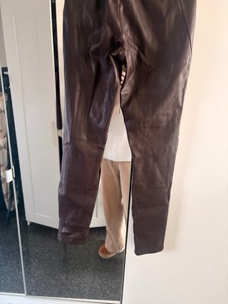Pantalones efecto piel marrones talla S