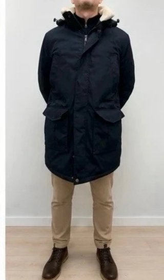 Chaquetón azul marino con capucha