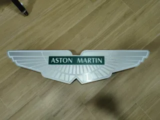 Rótulo Aston Martin