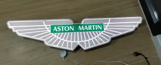 Rótulo Aston Martin