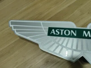 Rótulo Aston Martin