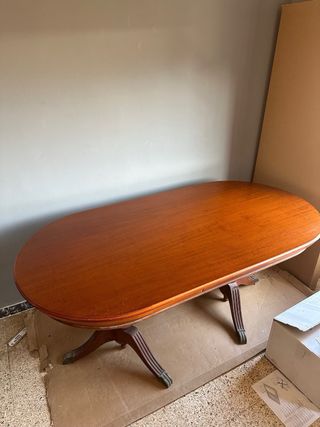 Mesa de comedor ovalada de madera