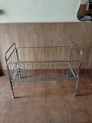 Cuna metálica con ruedas