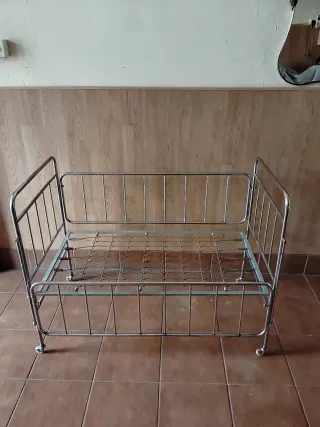 Cuna metálica con ruedas