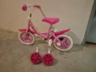 Bicicleta infantil rosa con ruedines