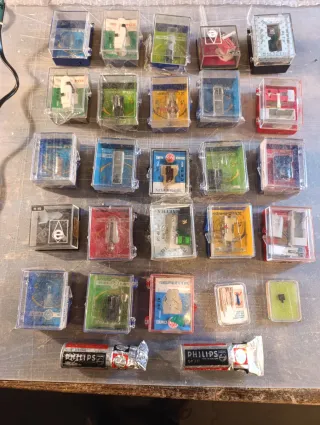 Confezione completa di aghi e capsule per giradischi