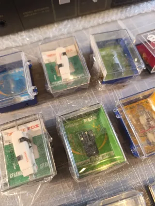 Confezione completa di aghi e capsule per giradischi