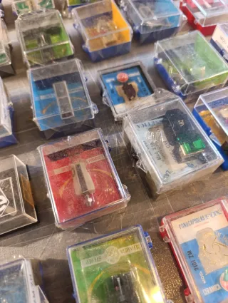 Confezione completa di aghi e capsule per giradischi