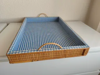 Bandeja mimbre forrada cuadros azul