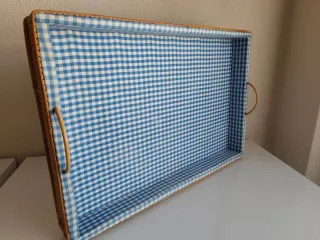 Bandeja mimbre forrada cuadros azul