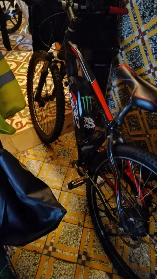 Bicicleta Montaña Negra y Roja