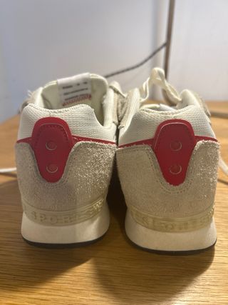 Nike Venture Runner Blancas y Rojas