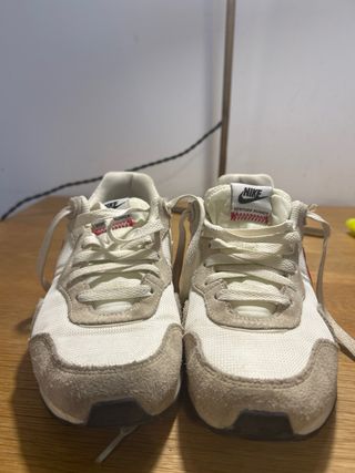 Nike Venture Runner Blancas y Rojas