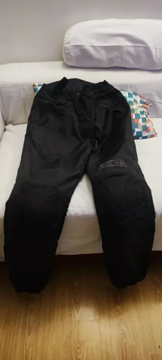 Chaqueta y pantalón moto mujer con protecciones.