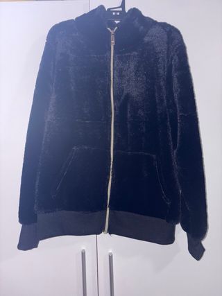 Chaqueta de pelo negra