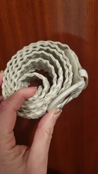 Cinturón blanco trenzado con hebilla