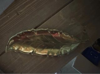 Porta oggetti a forma di foglia in metallo dorato