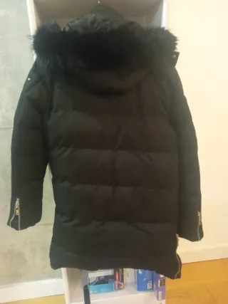 Chaquetón negro con capucha