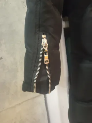 Chaquetón negro con capucha