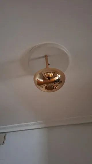 Lámpara colgante negra y dorada