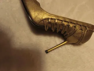 Zapatos de tacón aguja Maria Mare oro