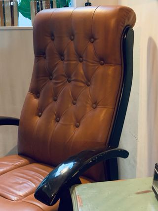 Sillón de cuero capitoné vintage / Chesterfield