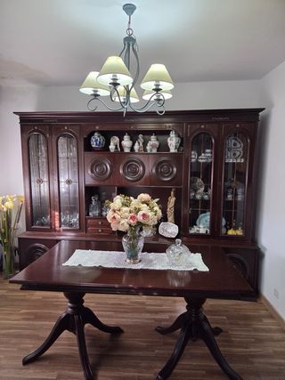 Mesa y mueble de comedor