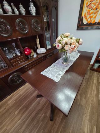 Mesa y mueble de comedor