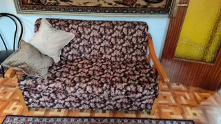 Se recogen en calle Pericles, Madrid. Sofá antigu