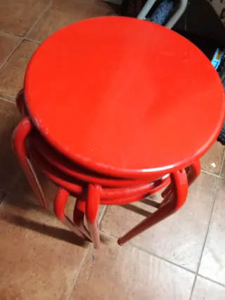4 Banquetas Rojas Apilables