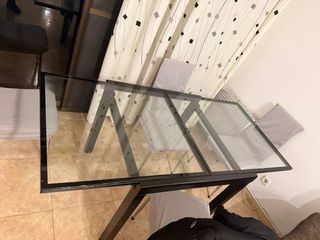 Mesa de cristal extensible negra y 4 sillas