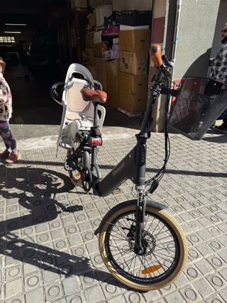 Bicicleta eléctrica con sillas