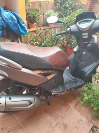 Moto Scooter  13.000 kilómetros,  itv en vigor .